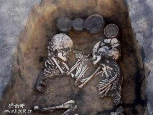 <b>3500年前情侣墓 见证天荒地老的爱情</b>