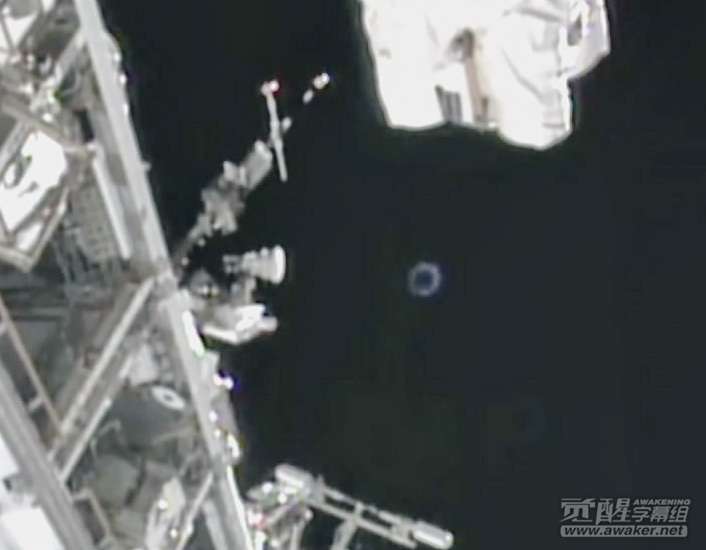 ufo最真实视频：空间站拍到巨大的甜甜圈UFO