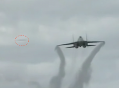 真实UFO视频：巴黎航展与战斗机擦肩而过的不明飞行物