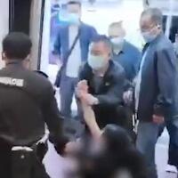 西安地铁回应女子被保安拖下车，是保安和乘客将女子抬下车厢！